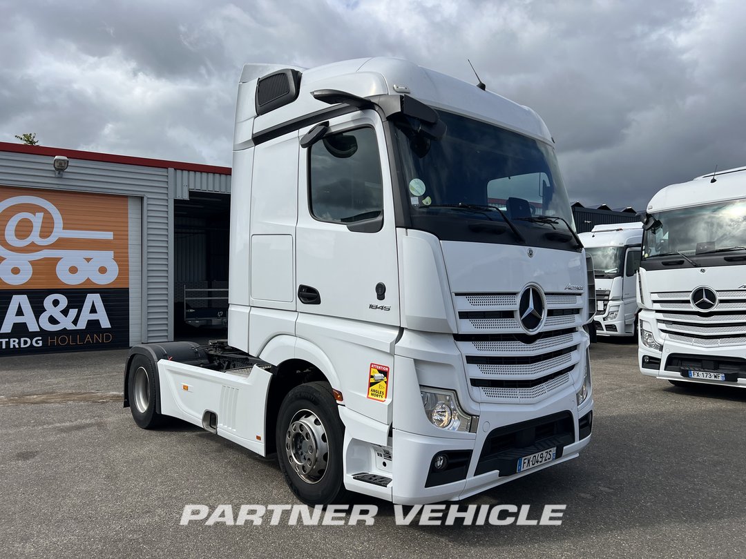frontLeft : Mercedes Actros 1845 Cap tractor