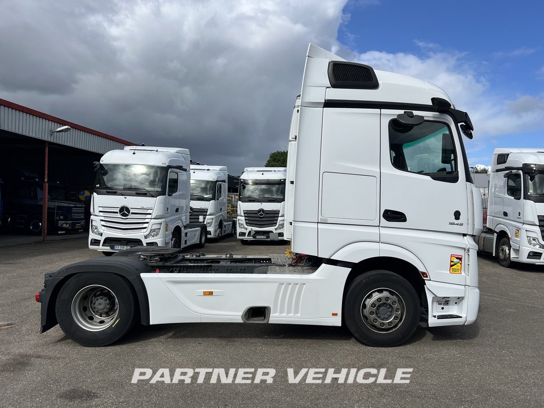 frontLeft : Mercedes Actros 1845 Cap tractor
