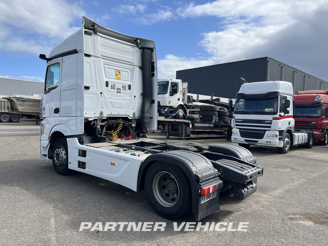 frontLeft : Mercedes Actros 1845 Cap tractor