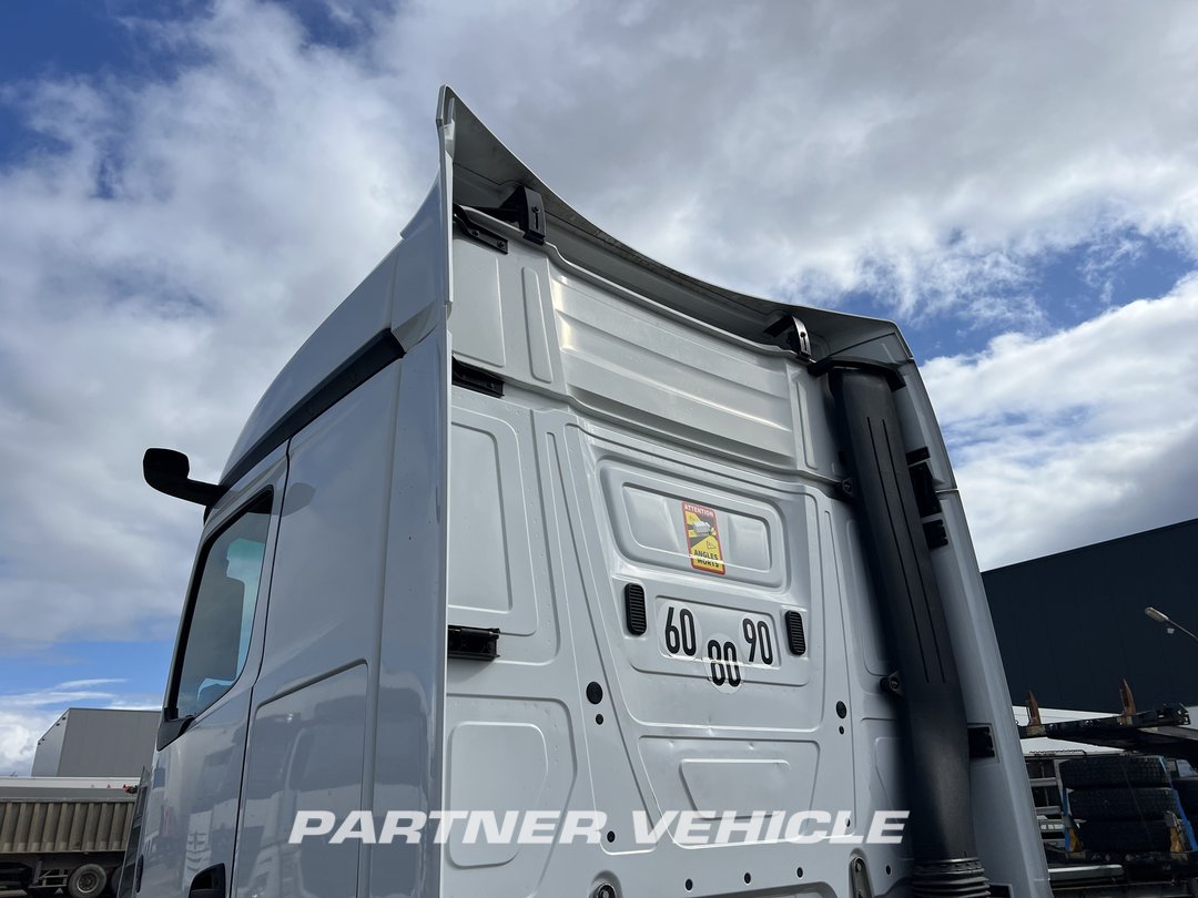 frontLeft : Mercedes Actros 1845 Cap tractor