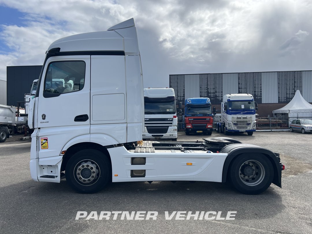 frontLeft : Mercedes Actros 1845 Cap tractor