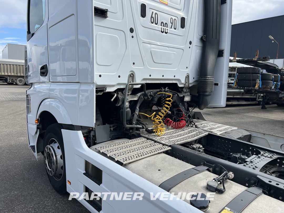 frontLeft : Mercedes Actros 1845 Cap tractor