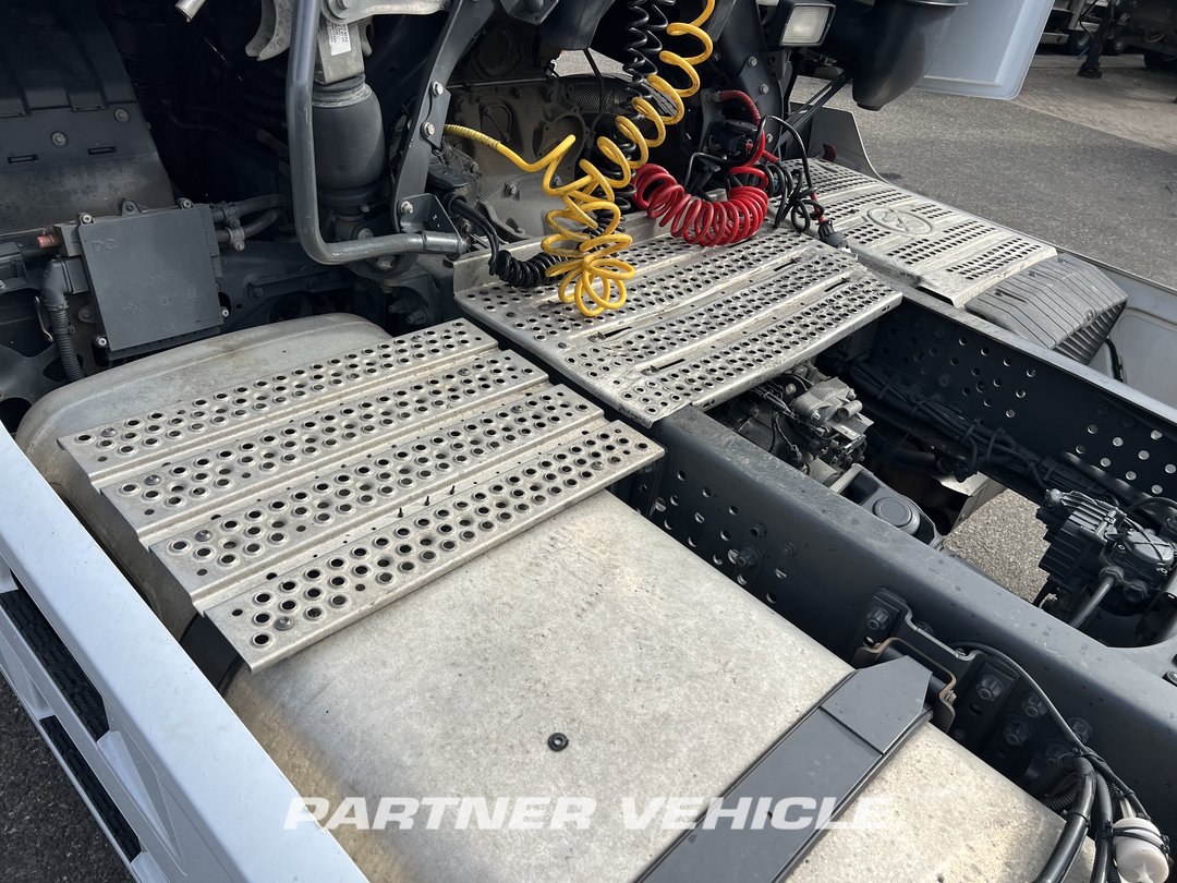 frontLeft : Mercedes Actros 1845 Cap tractor