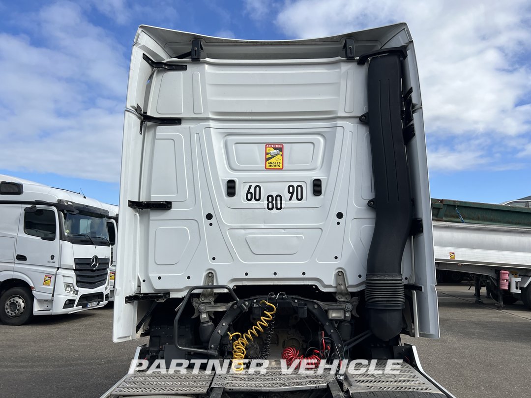 frontLeft : Mercedes Actros 1845 Cap tractor