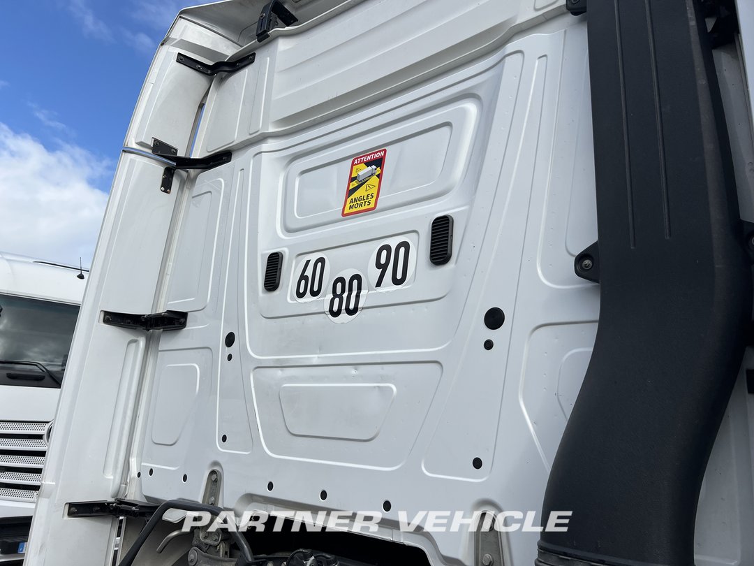 frontLeft : Mercedes Actros 1845 Cap tractor