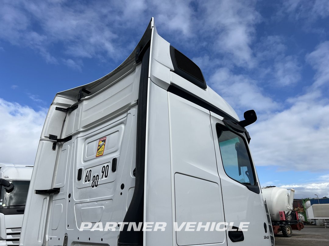 frontLeft : Mercedes Actros 1845 Cap tractor