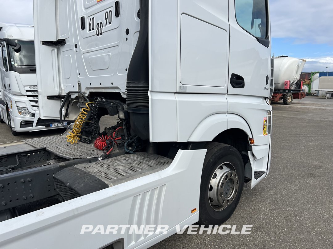 frontLeft : Mercedes Actros 1845 Cap tractor