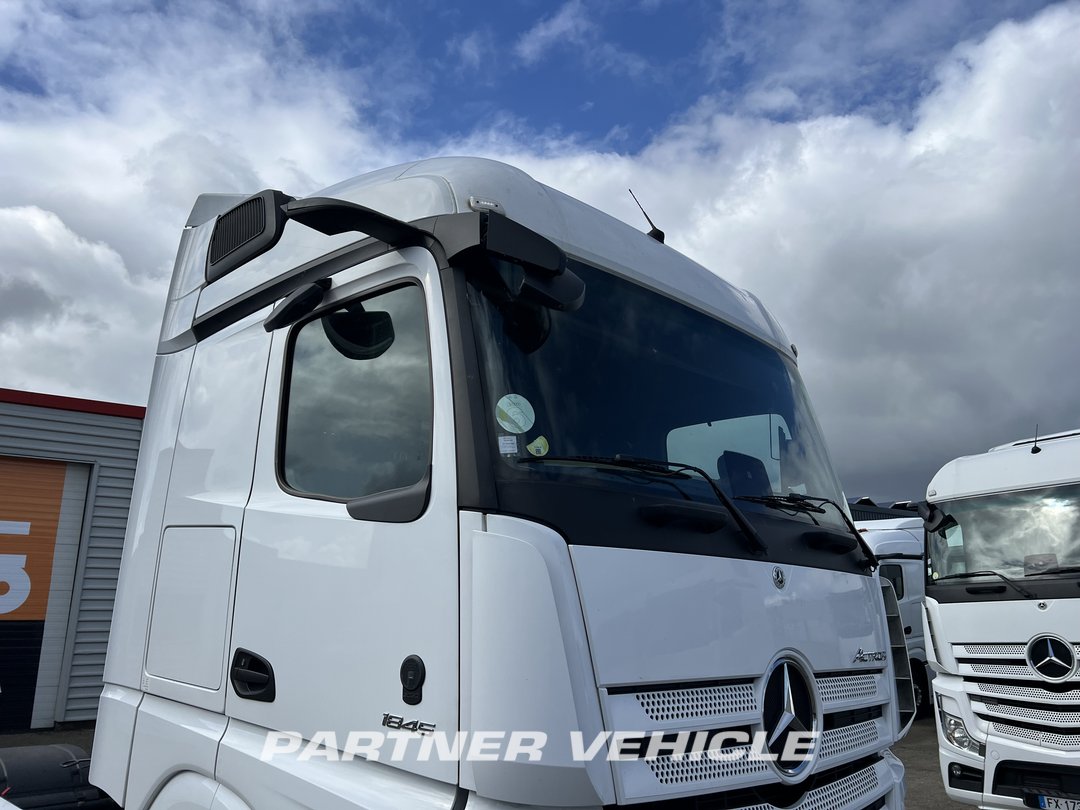 frontLeft : Mercedes Actros 1845 Cap tractor