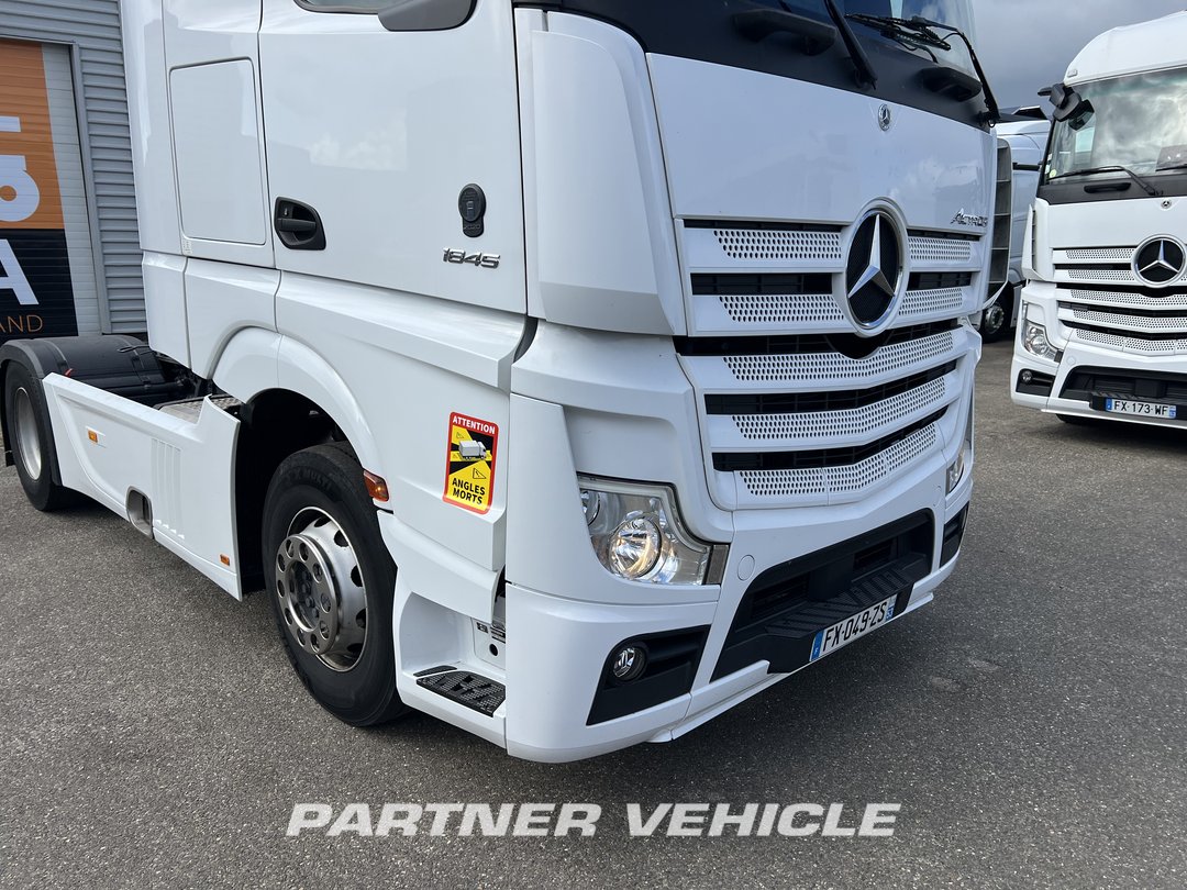 frontLeft : Mercedes Actros 1845 Cap tractor