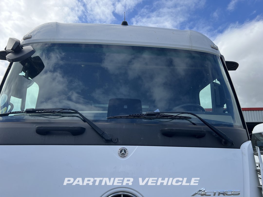 frontLeft : Mercedes Actros 1845 Cap tractor
