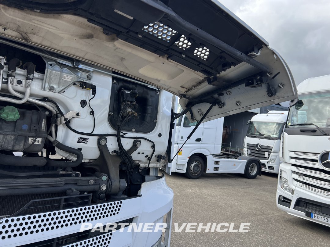 frontLeft : Mercedes Actros 1845 Cap tractor
