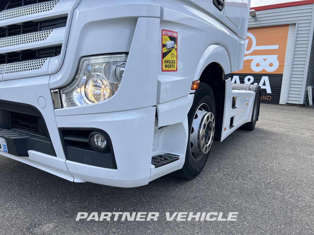 frontLeft : Mercedes Actros 1845 Cap tractor