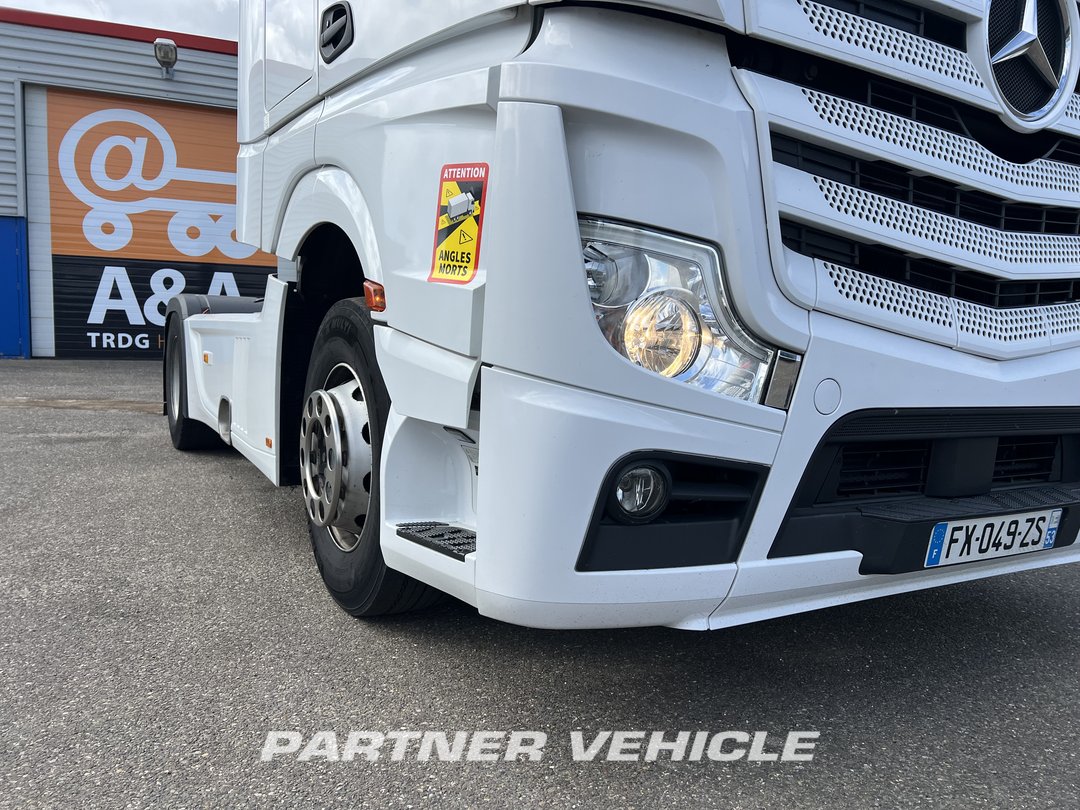 frontLeft : Mercedes Actros 1845 Cap tractor