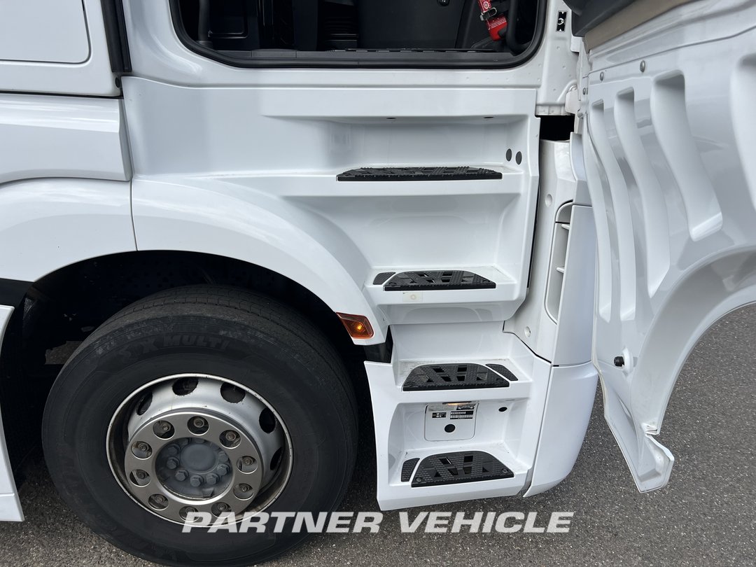 frontLeft : Mercedes Actros 1845 Cap tractor
