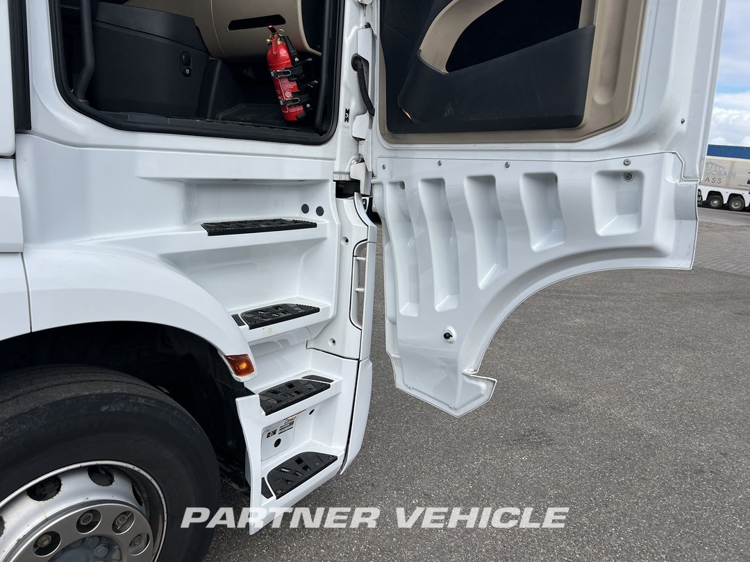 frontLeft : Mercedes Actros 1845 Cap tractor