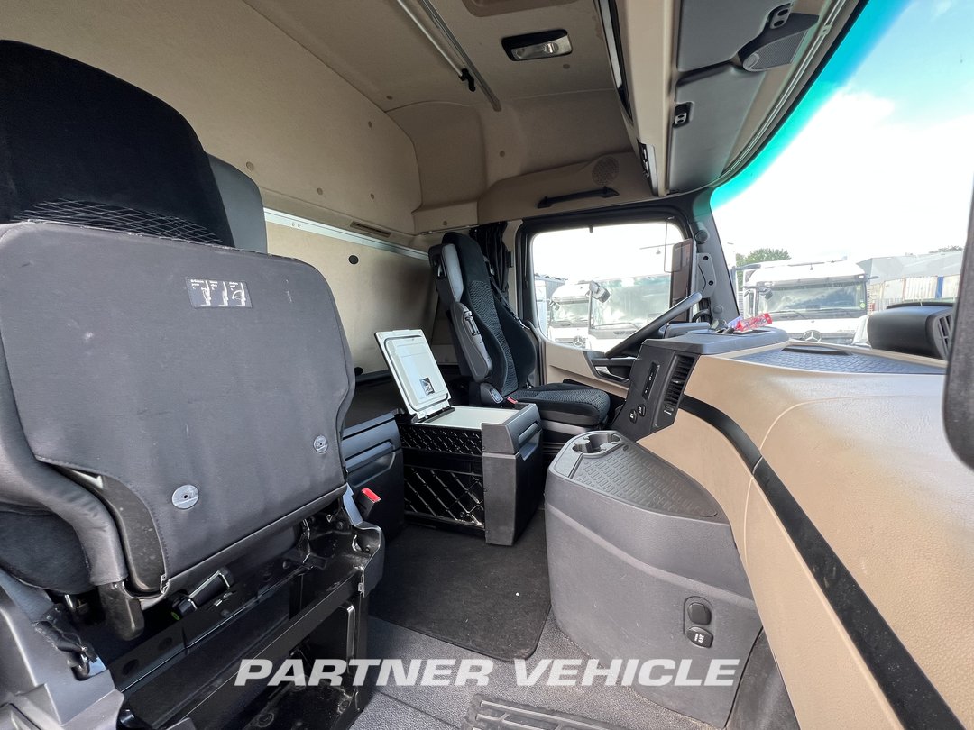 frontLeft : Mercedes Actros 1845 Cap tractor