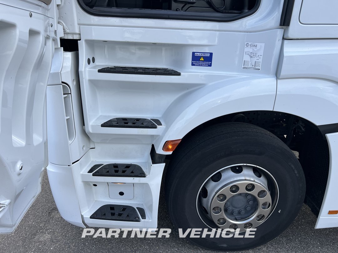 frontLeft : Mercedes Actros 1845 Cap tractor
