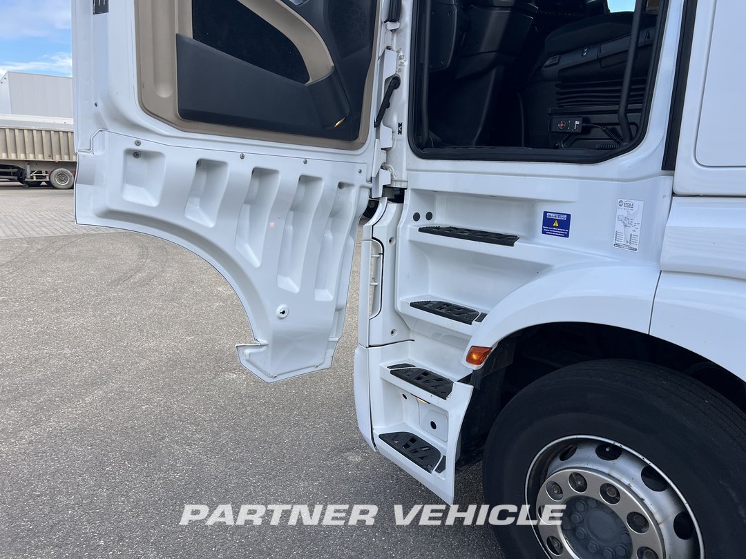 frontLeft : Mercedes Actros 1845 Cap tractor