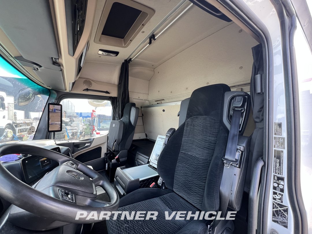 frontLeft : Mercedes Actros 1845 Cap tractor