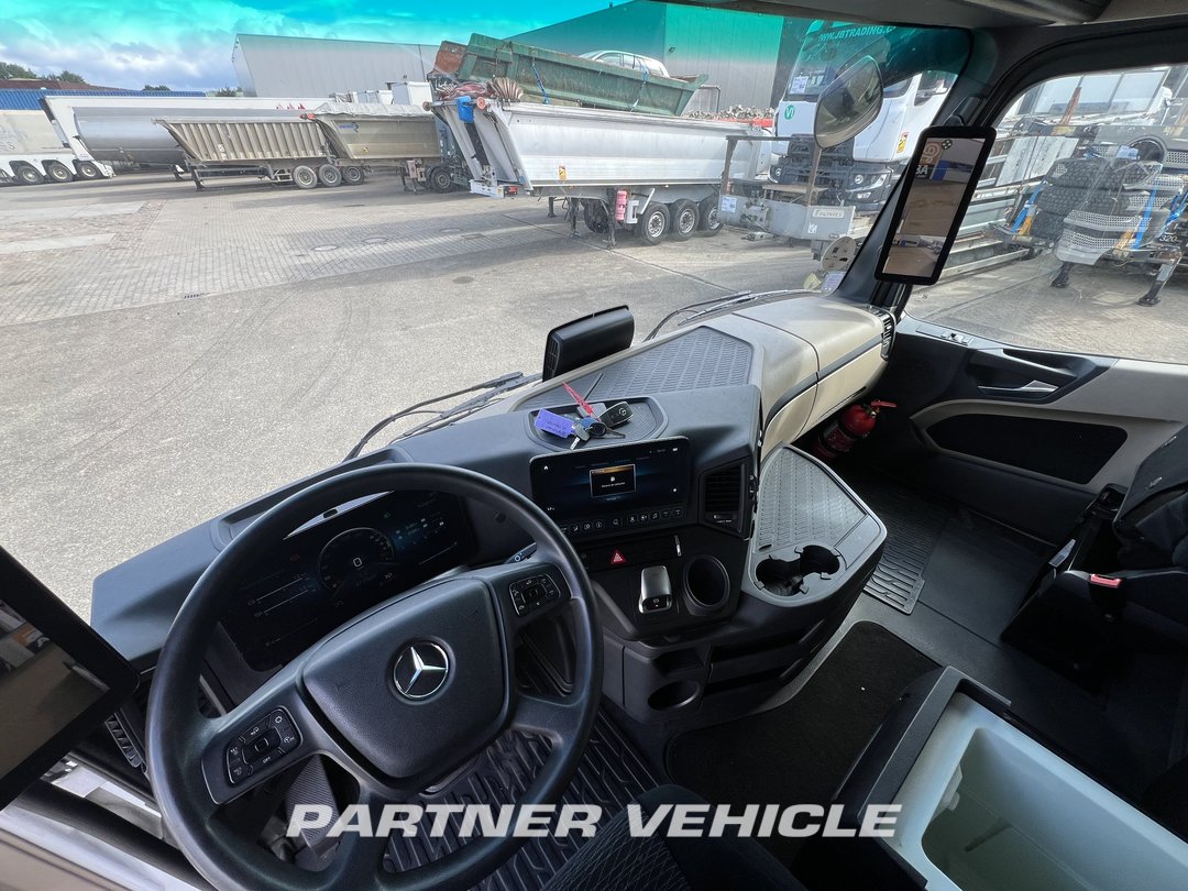 frontLeft : Mercedes Actros 1845 Cap tractor