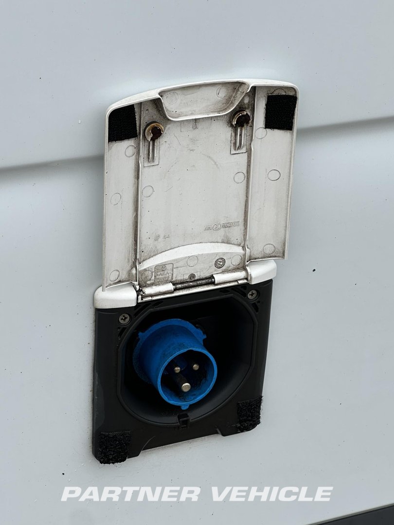 frontLeft : Nissan NV400 130PK Sluten kylbil