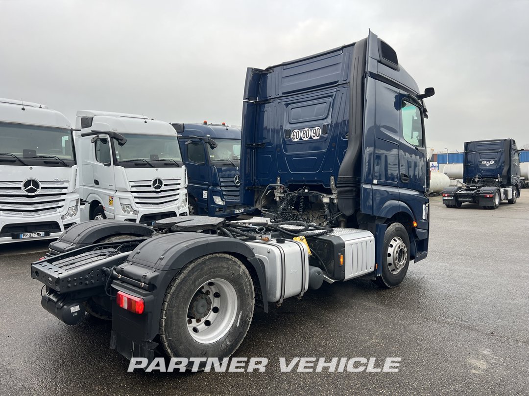 frontLeft : Mercedes Actros 1848 Tractor