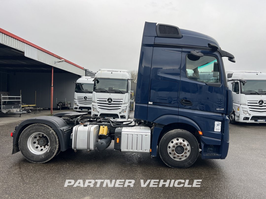 frontLeft : Mercedes Actros 1848 Tractor