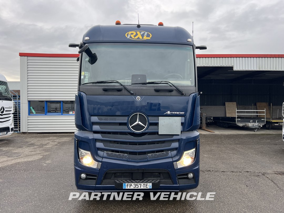 frontLeft : Mercedes Actros 1848 Tractor