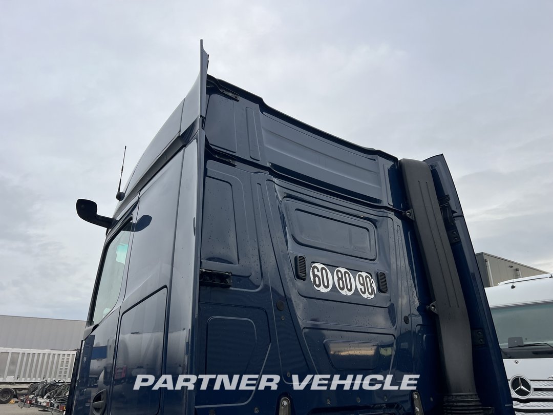 frontLeft : Mercedes Actros 1848 Tractor
