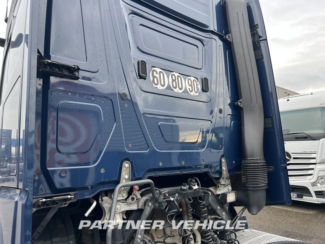 frontLeft : Mercedes Actros 1848 Tractor