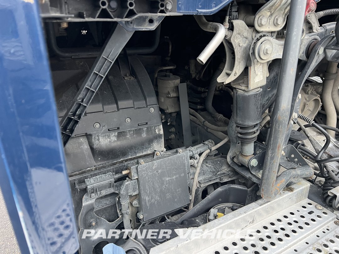 frontLeft : Mercedes Actros 1848 Tractor