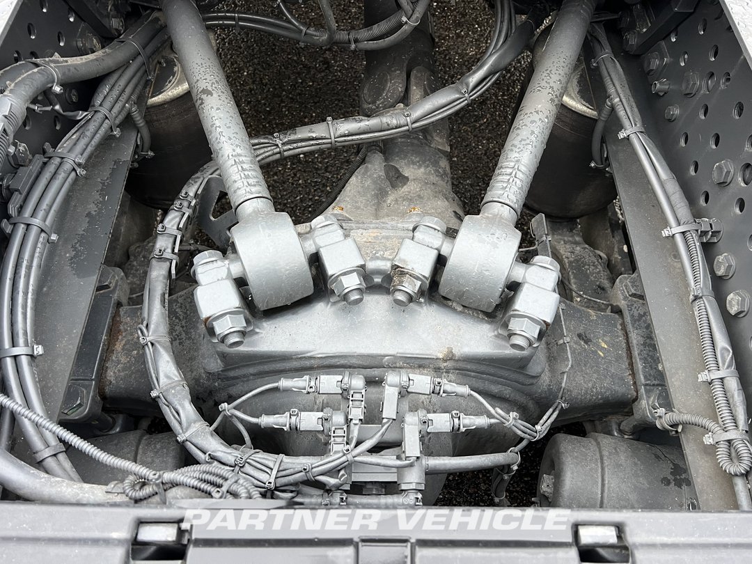 frontLeft : Mercedes Actros 1848 Tractor