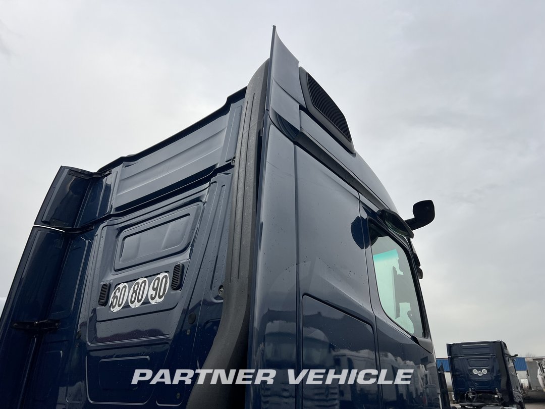 frontLeft : Mercedes Actros 1848 Tractor