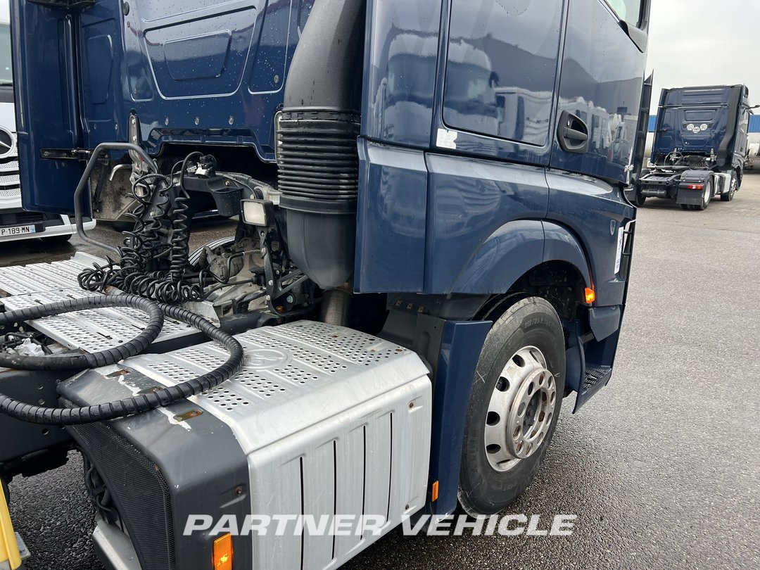 frontLeft : Mercedes Actros 1848 Tractor
