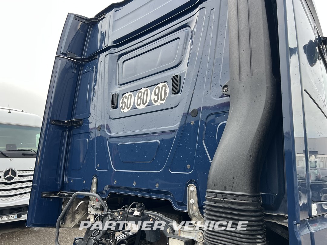 frontLeft : Mercedes Actros 1848 Tractor