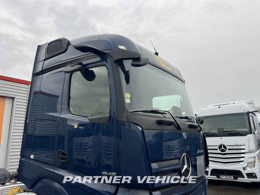 frontLeft : Mercedes Actros 1848 Tractor