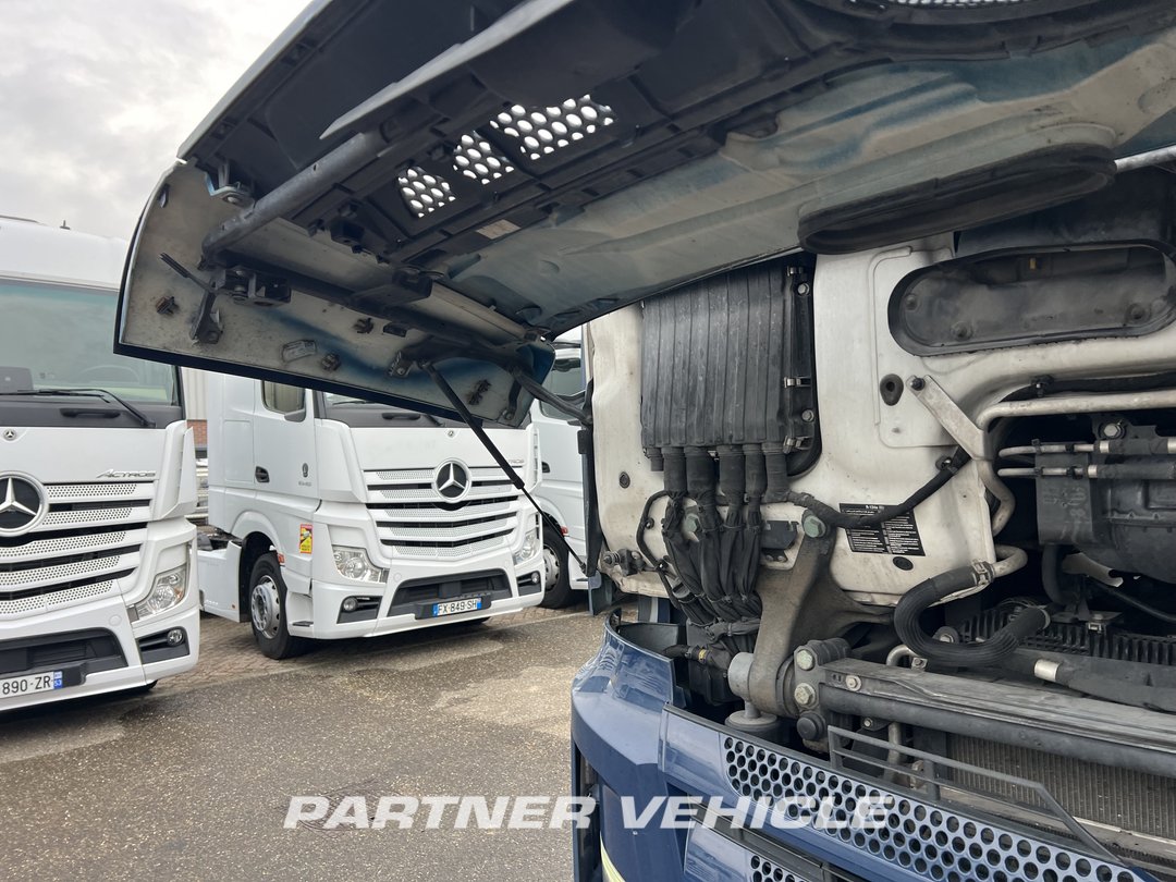 frontLeft : Mercedes Actros 1848 Tractor