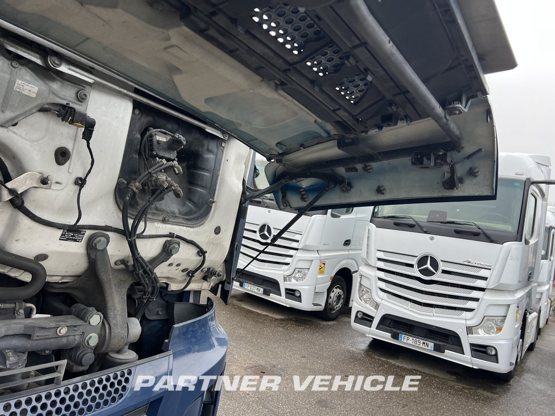 frontLeft : Mercedes Actros 1848 Tractor