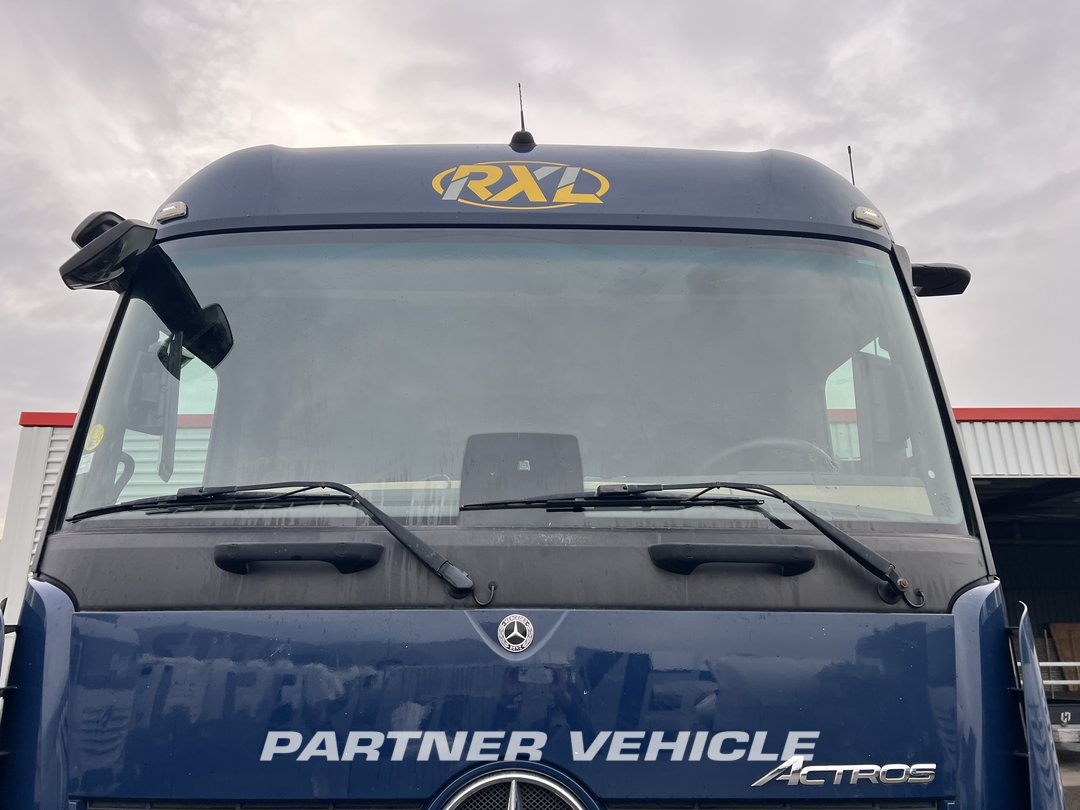 frontLeft : Mercedes Actros 1848 Tractor