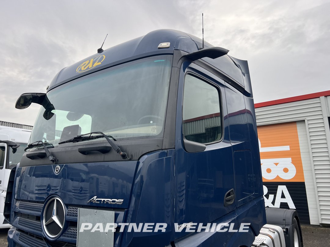 frontLeft : Mercedes Actros 1848 Tractor