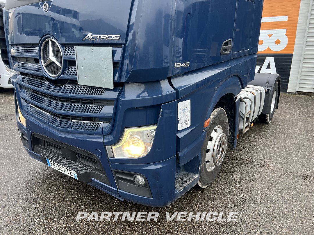 frontLeft : Mercedes Actros 1848 Tractor
