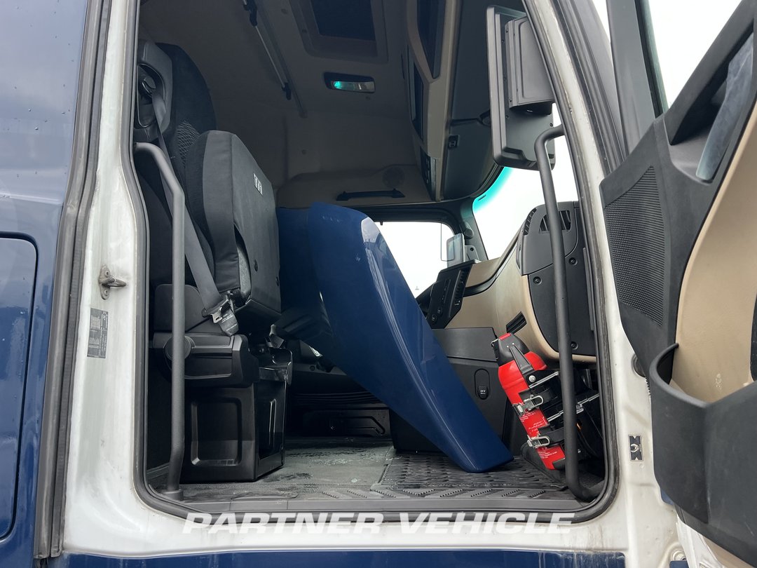 frontLeft : Mercedes Actros 1848 Tractor