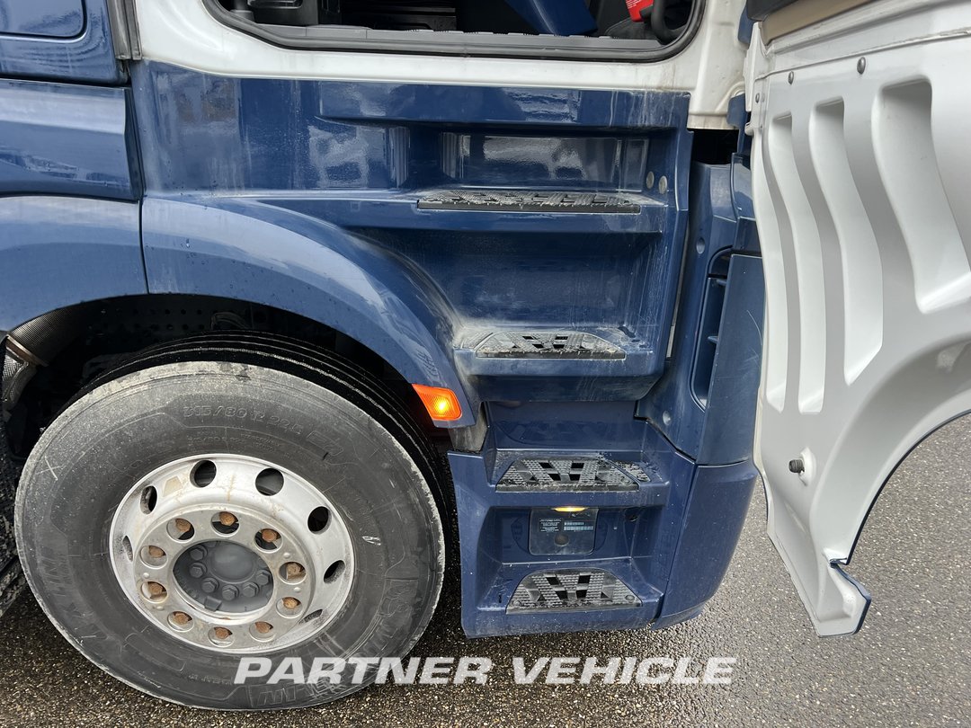 frontLeft : Mercedes Actros 1848 Tractor