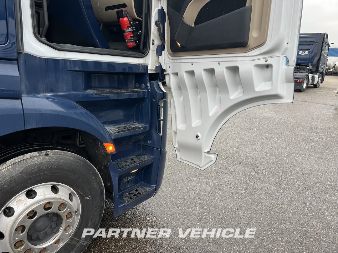 frontLeft : Mercedes Actros 1848 Tractor