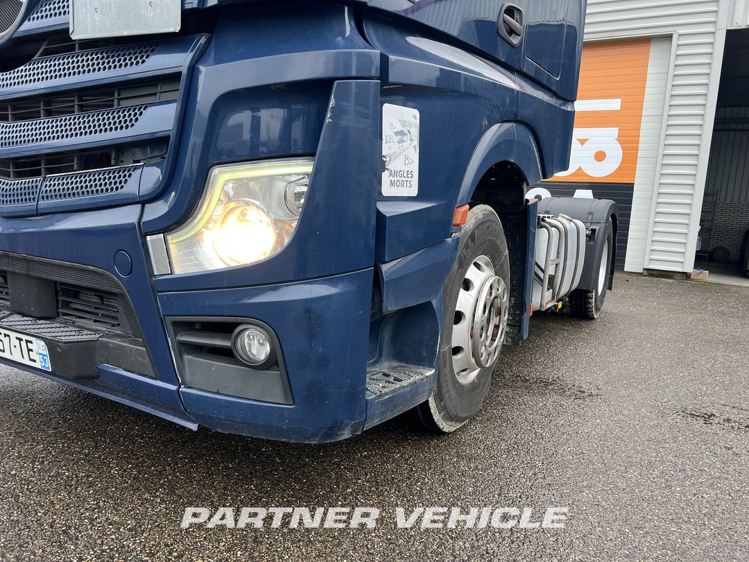 frontLeft : Mercedes Actros 1848 Tractor