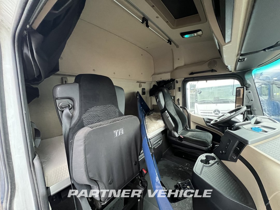 frontLeft : Mercedes Actros 1848 Tractor