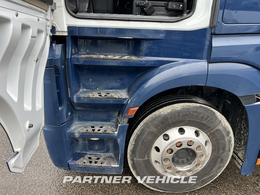 frontLeft : Mercedes Actros 1848 Tractor