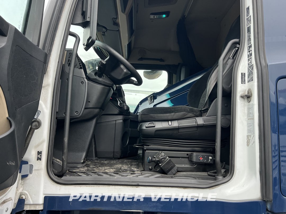 frontLeft : Mercedes Actros 1848 Tractor