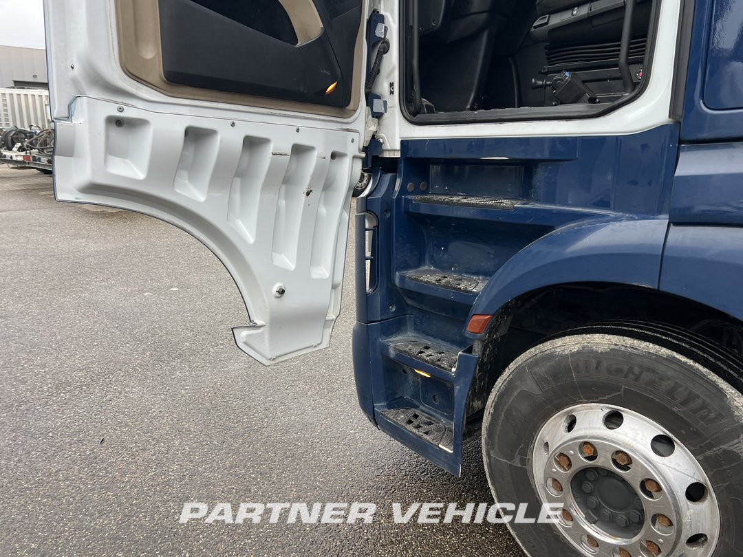frontLeft : Mercedes Actros 1848 Tractor