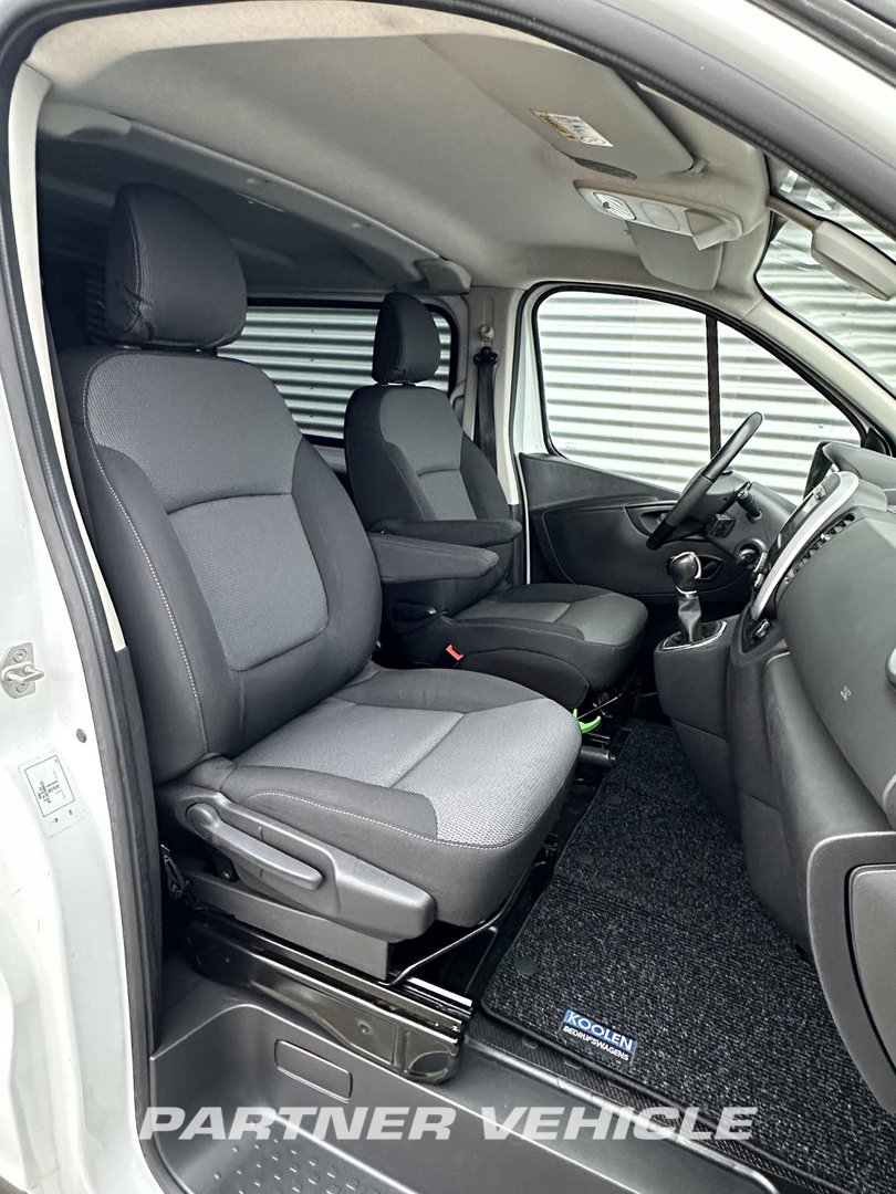 frontLeft : Renault Trafic 145pk Fourgon utilitaire